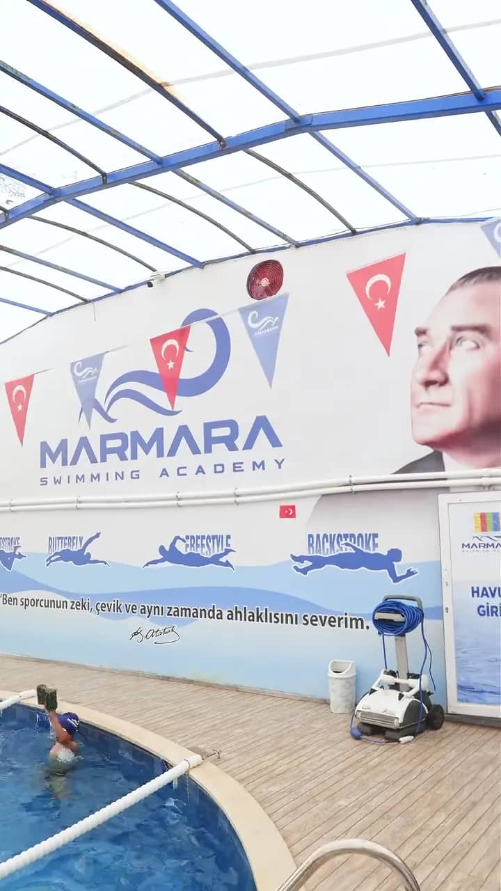 Kapalı yüzme havuzu
