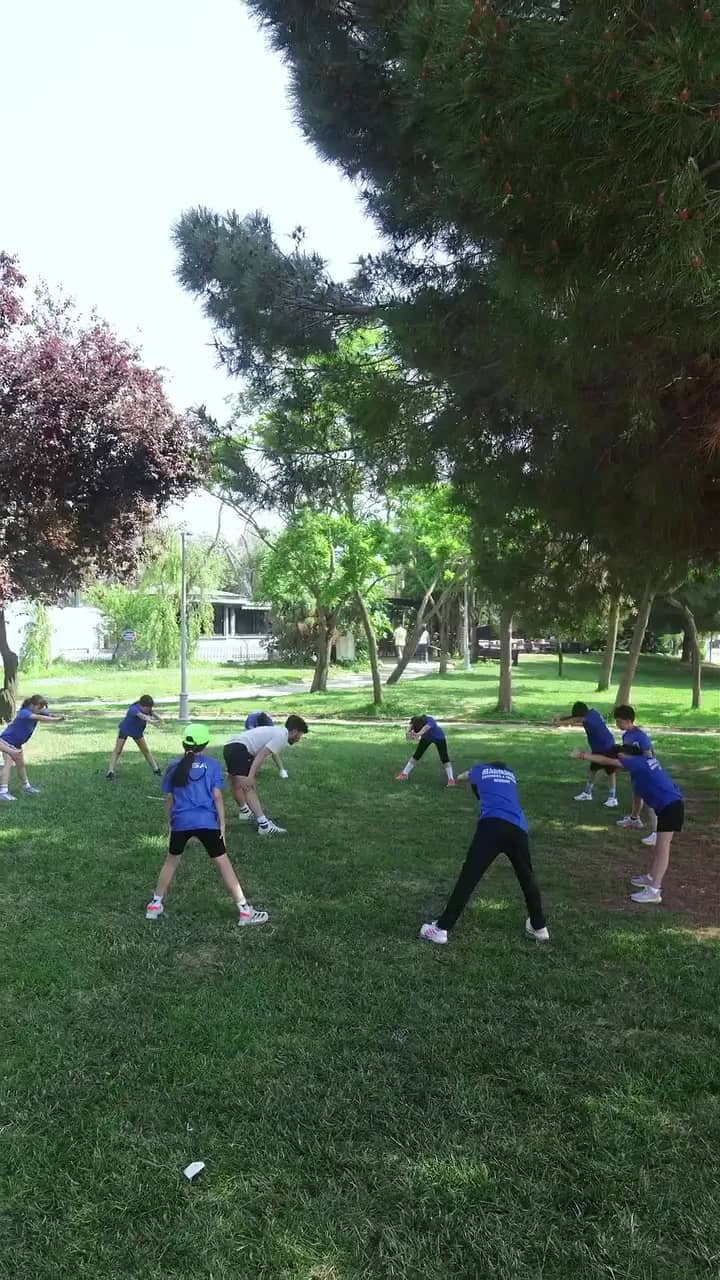Antrenör sporcunun esneme hareketine yardım ediyor