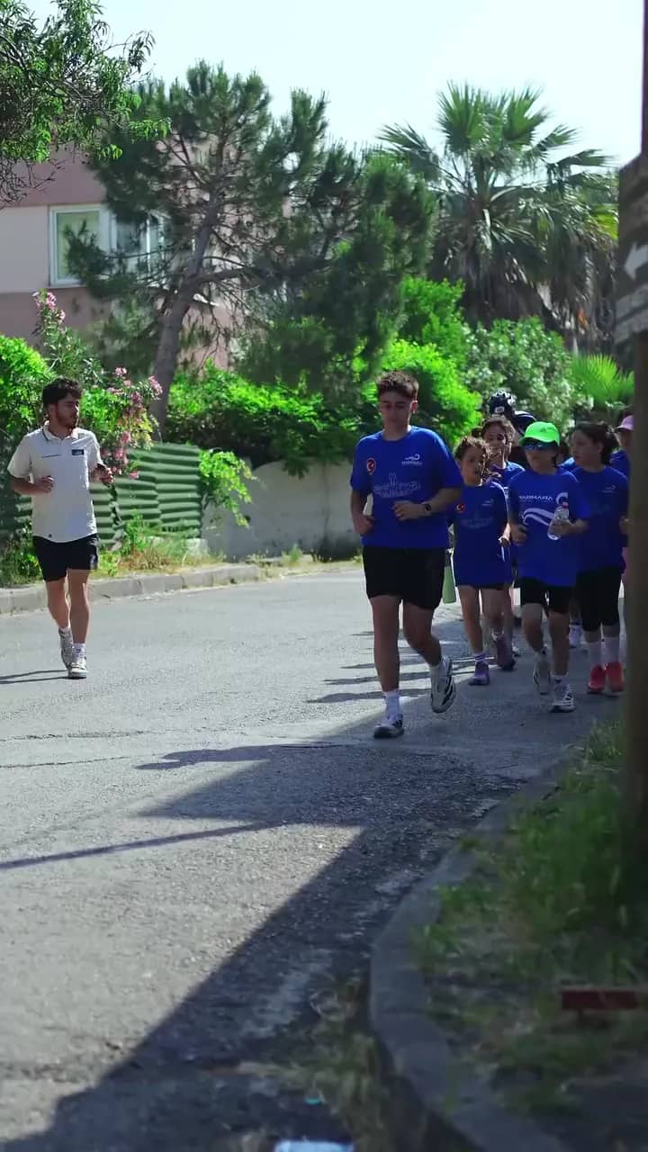 Marmara formalı çocuklar parkta koşu antrenmanı yapıyor