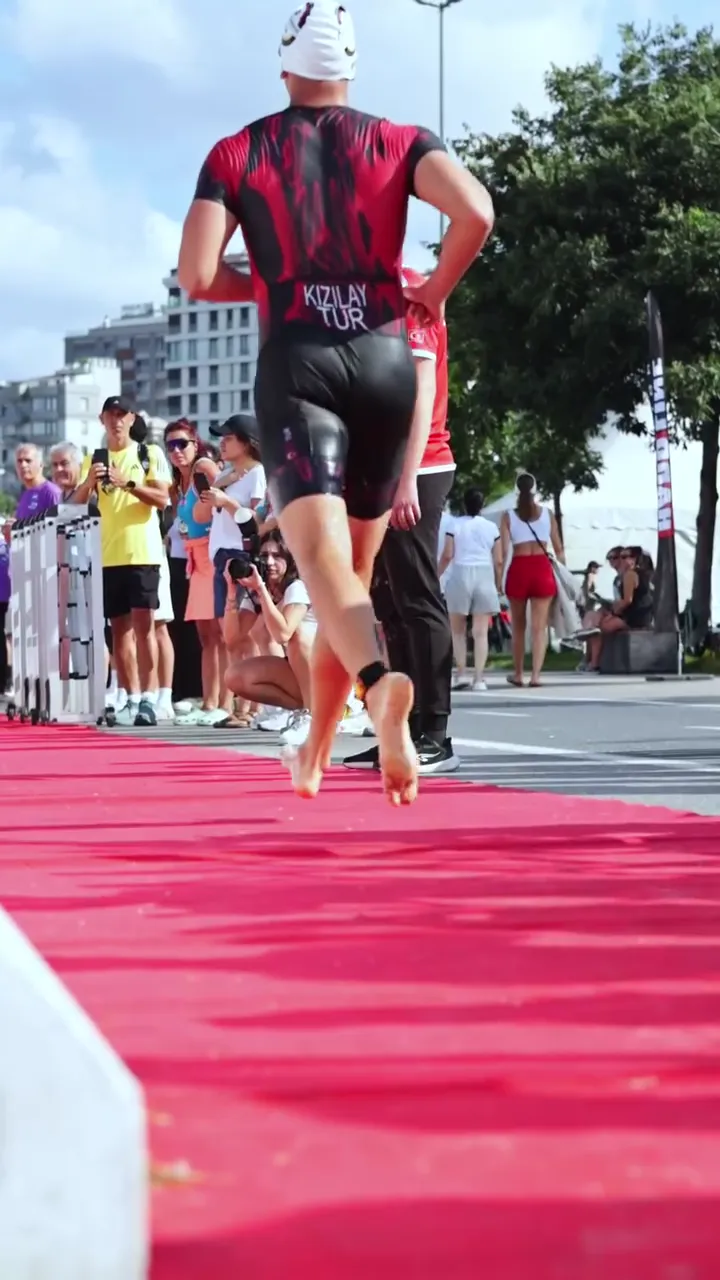 Triatlon koşu etabında kırmızı halıda sporcu