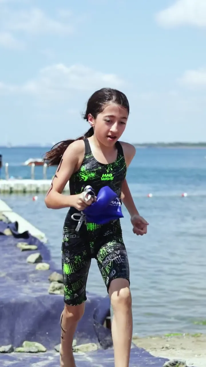 Triatlon yarışında denizden çıkan genç sporcu