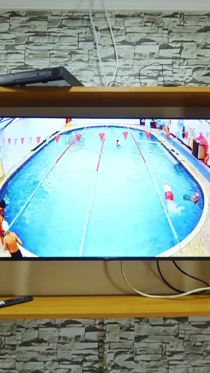 Veli bekleme alanında havuzu gösteren ekran