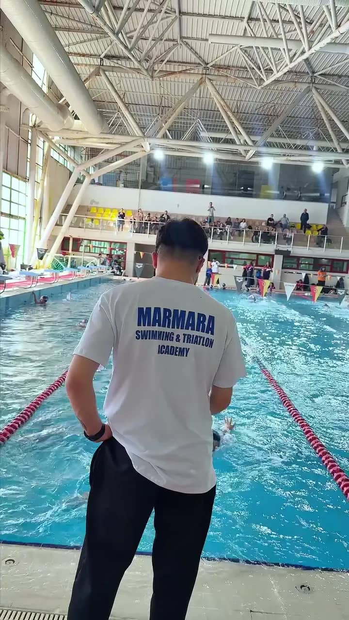 Marmara Swimming & Triatlon Academy antrenörü yarış havuzu başında