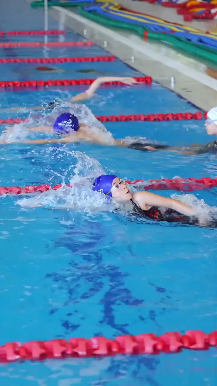 Yüzme yarışında kulvarlarda Marmara sporcuları